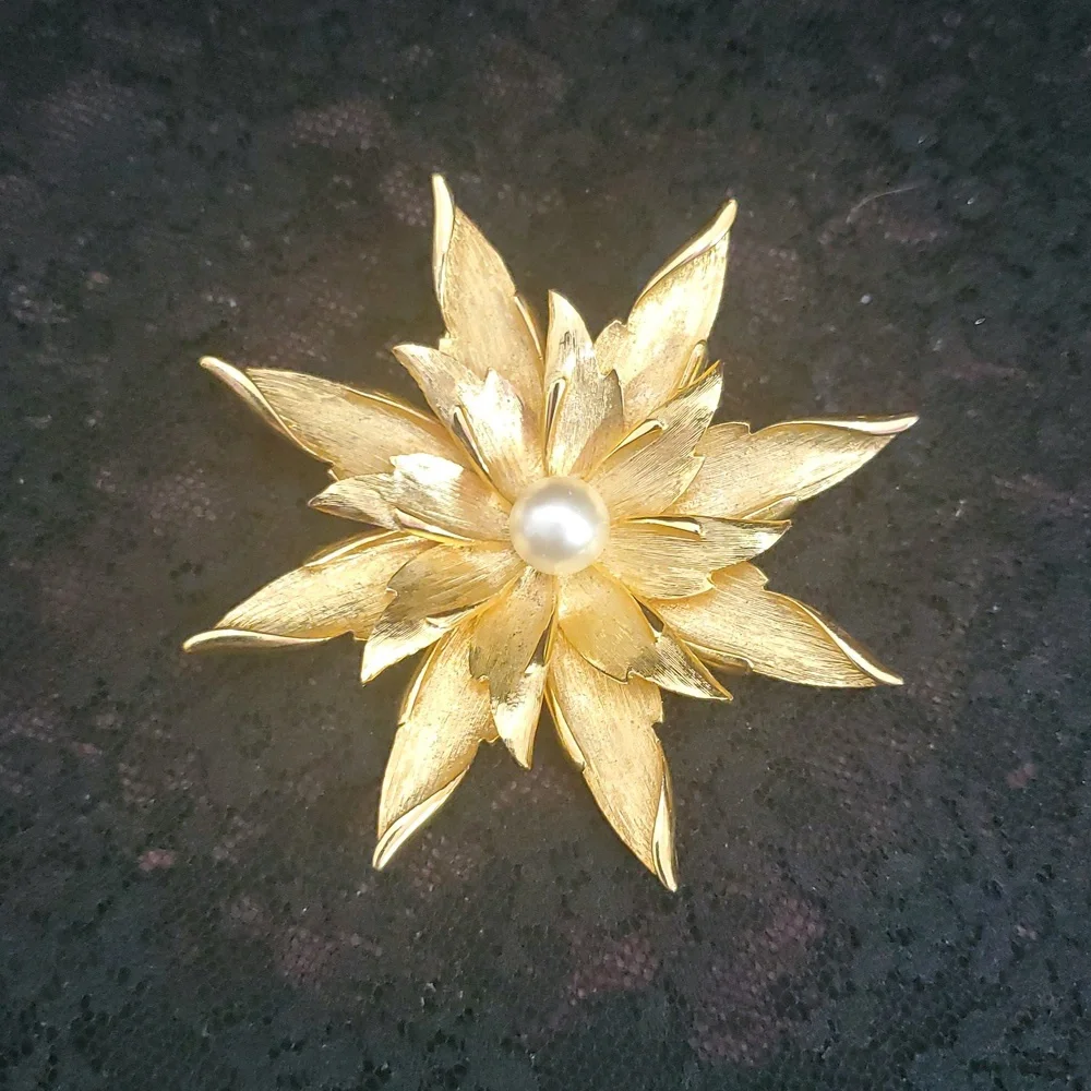 Vintage Leaf Faux Pearl Brooch AG986